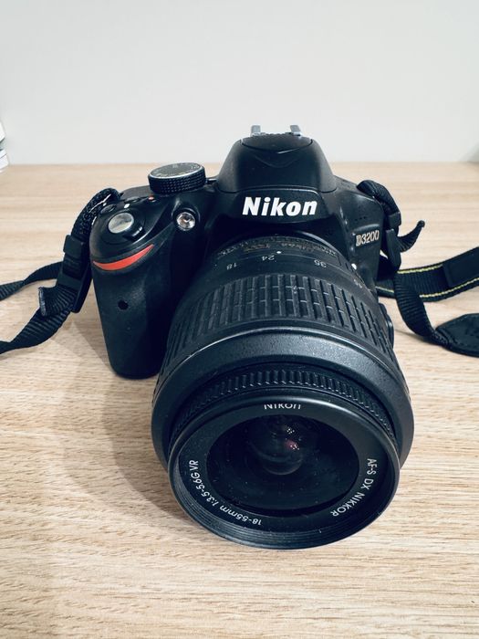 Nikon D3200, folosit foarte putin, impecabil, cu obiectiv 18-55 mm