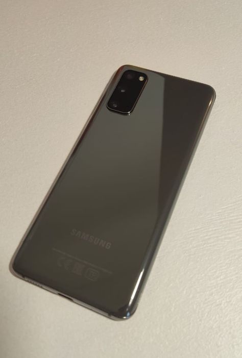 Samsung s20 в отличном состояний