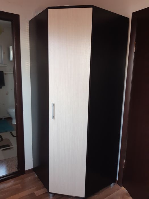 Продам угловой шкаф.