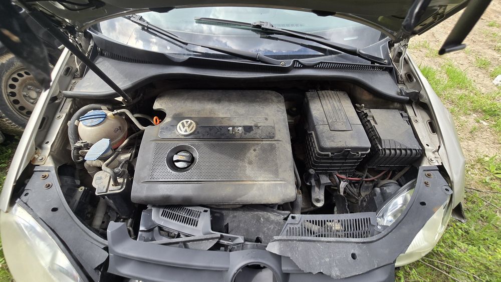 Vw golf 5 portbagaj stopuri far scuan Scaune bord Volan airbag usi usa hayon motor cutie viteze 1.4mpi electromotor alternator aripa bobina pompa