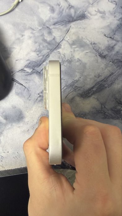 Продам Iphone 13