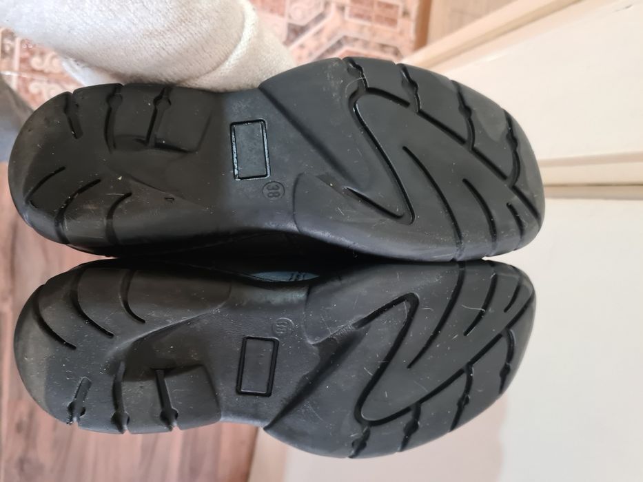 Пухкави ботушки-бели и черни Tamaris N38