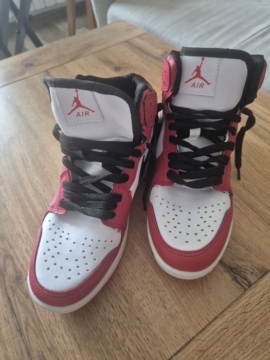 Маратонки червено,бяло и черно