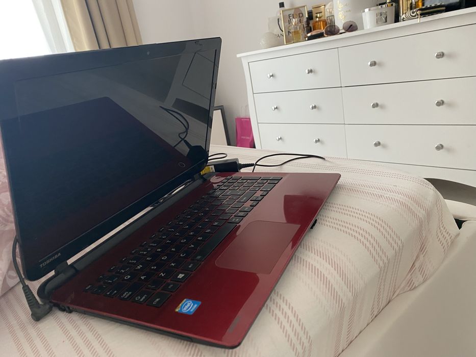 Laptop toshiba rosu ultra slim
