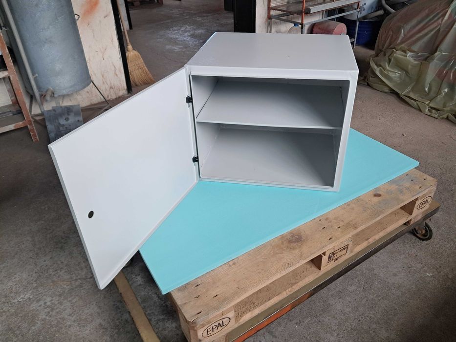 Метален шкаф за инструменти и документи