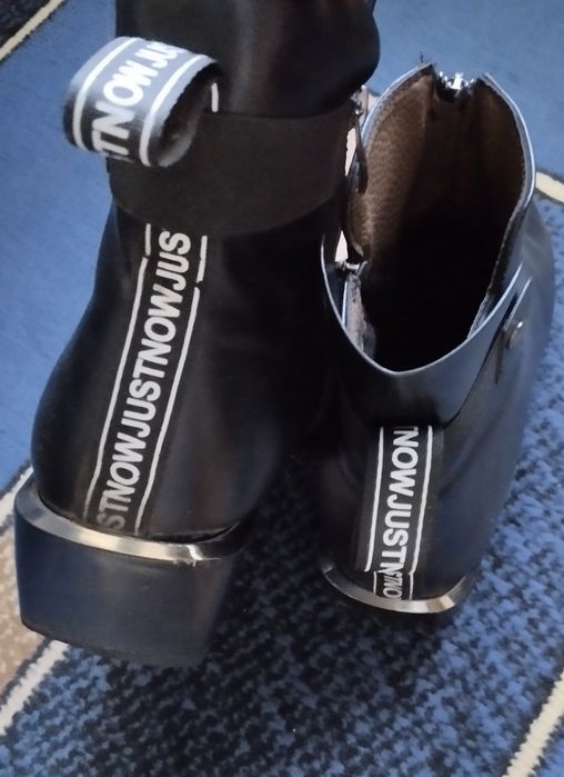 Продам ботинки женские