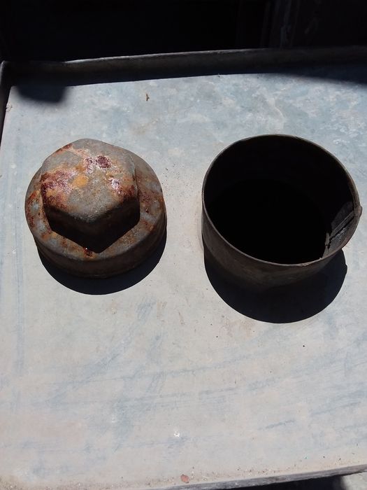 Бак железный оцинкованный с отверстием сверху, целый, непищевой.