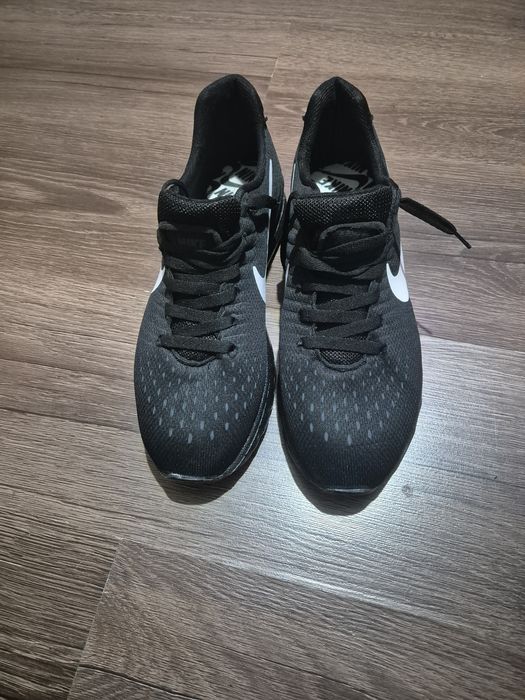 Vând urgent nike originale NR. 42 noi