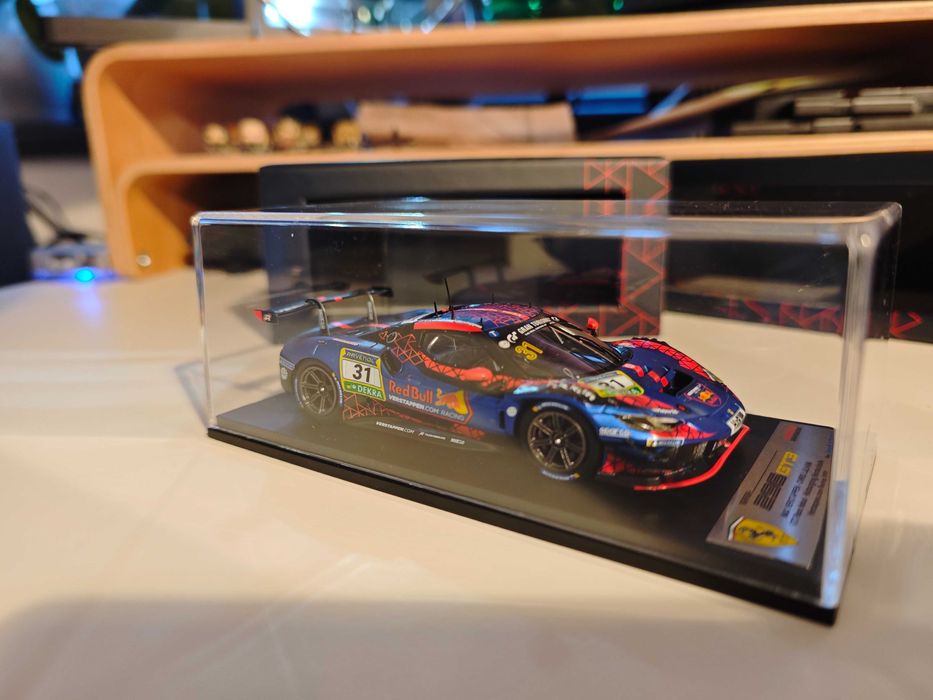 Продавам чисто нов Max Verstappen & Chris Lulham 1:48 модел