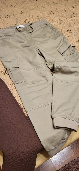 Vând pantaloni Reserved