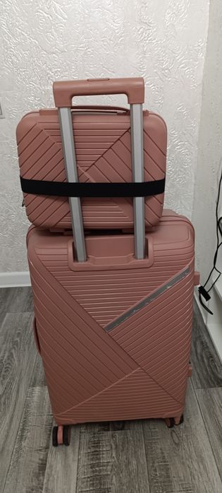Продам чемодан + бьюти кейс