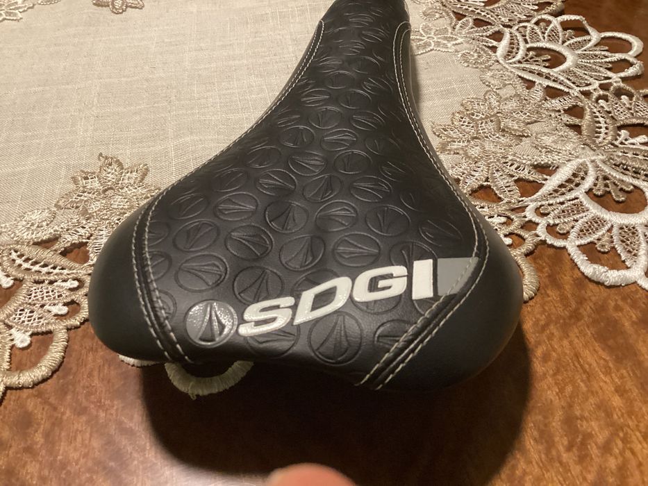 Седалка за велосипед карбонова