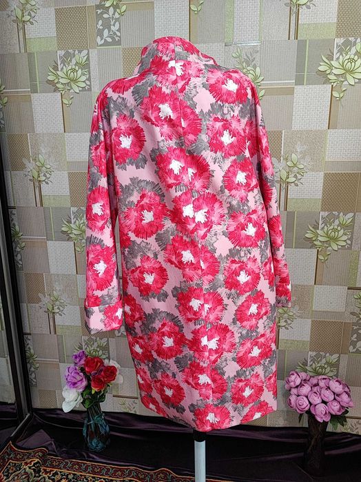 Яркий плащ на наш 50 размер