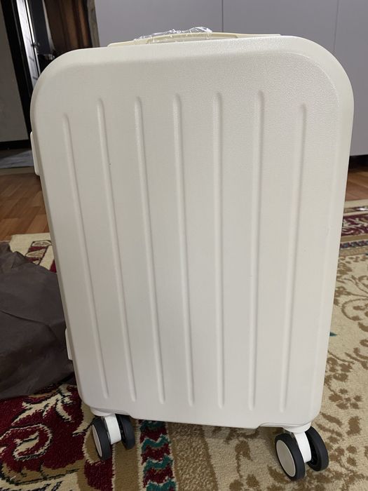 Продается чемодан новый