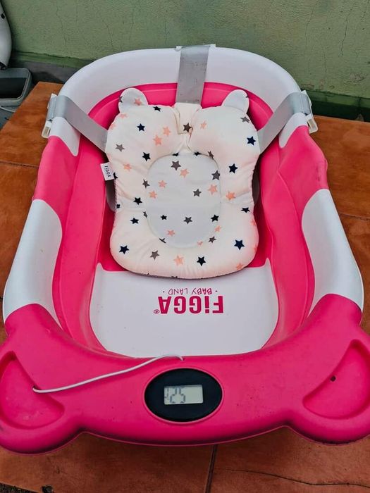 Cadiță nou născuți cu termometru