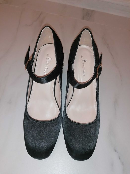 Нови обувки от сатен с перли