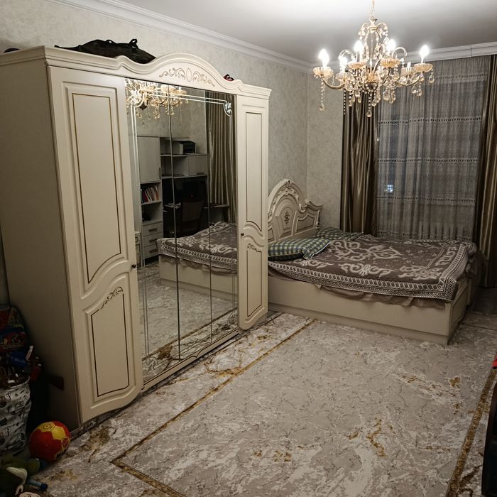 Шифонер, кровать двух спальная, тумбочки 2шт и шторы 2 шт.