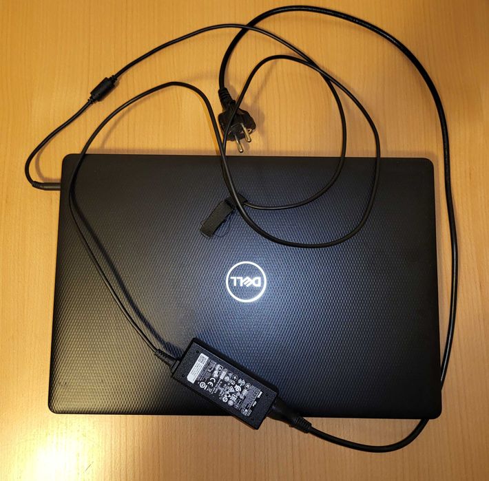 Лаптоп Dell 15 3000
