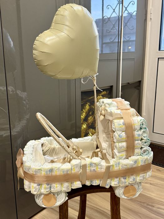 Ръчно изработена подаръчна кошница от памперси за новородено бебе