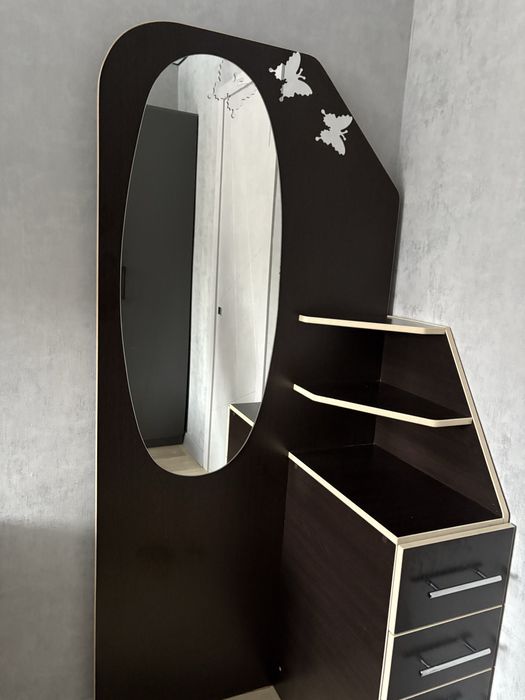 Продам трюмо в хорошем состоянии.Торг