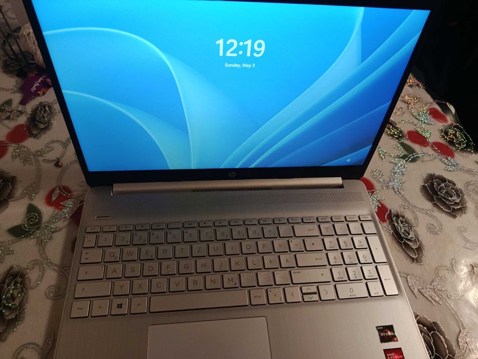 Leptop HP 15S este aproape nou