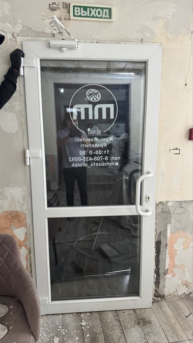 Продам пластиковую дверь