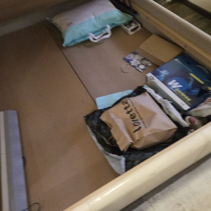 Бежова използвана спалня!