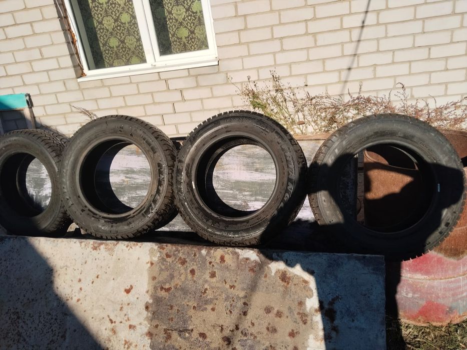 Продам комплект зимних шин размер R14