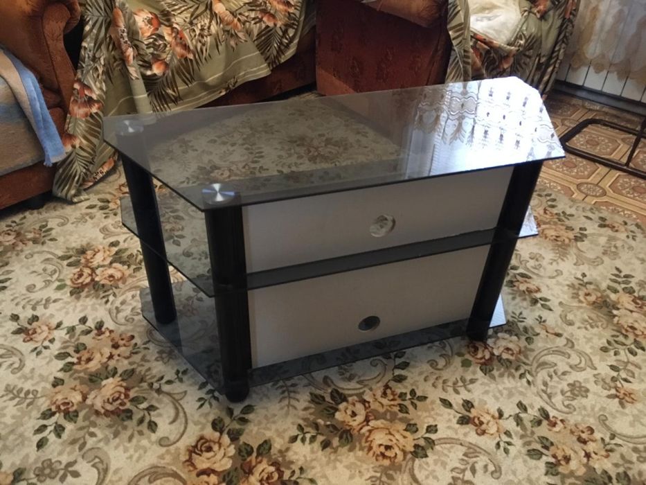 Стеклянная тумба для тв