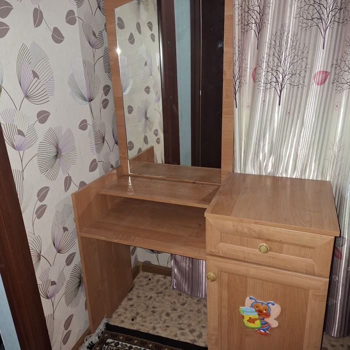 Трюмо, сервант, кровать, стол для компьютера