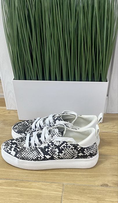 Дамски обувки-37 номер,змийски принт