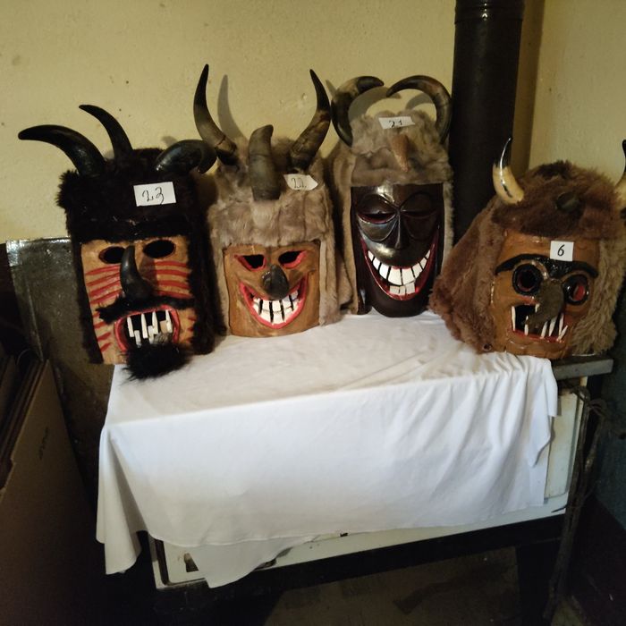 Кукерски маски от каска