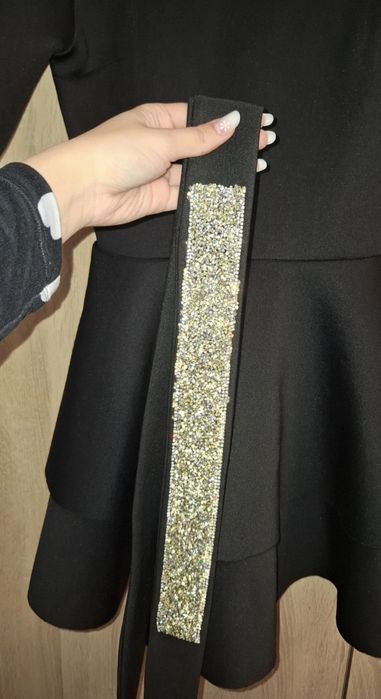 Rochie neagră scurtă de ocazie- Model Baby-doll cu centură cristale