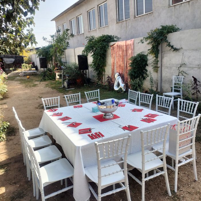 Închiriez scaune Chiavari și mese rotunde