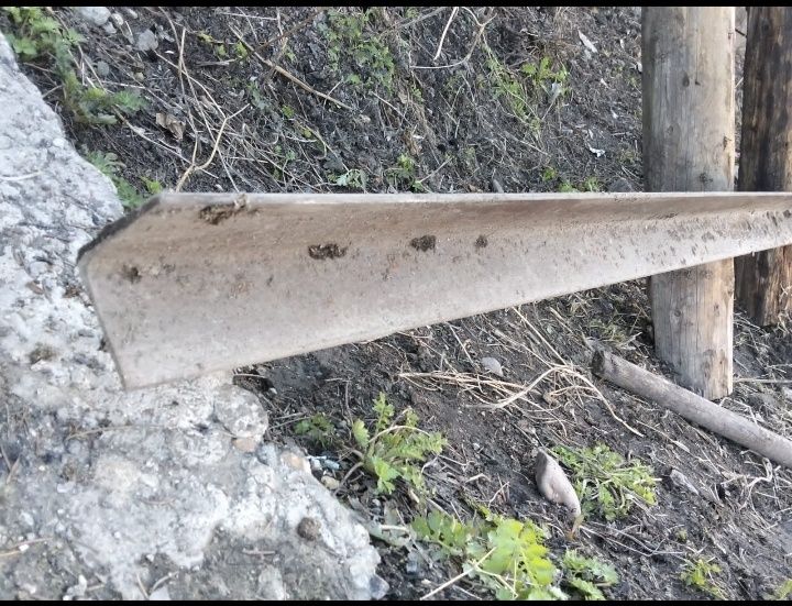 Продаются два уголка железные