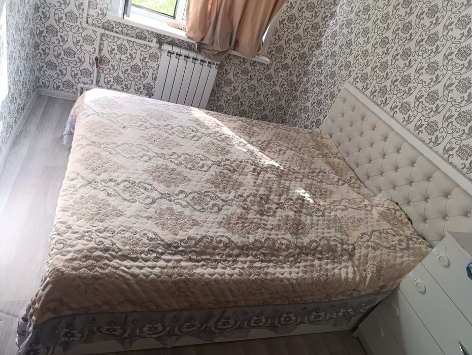 Продаётся двуспальная кровать с двумя прикроватными тумбочками.
