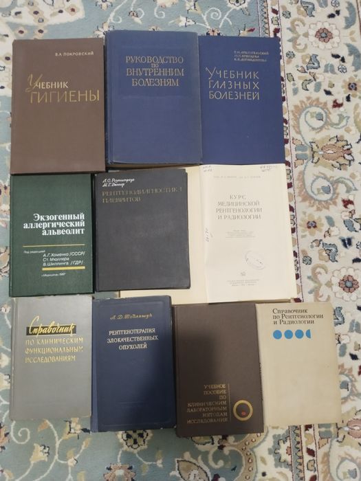 Много разных познавательной литератры
