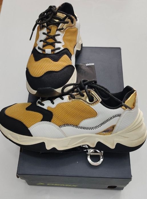 Продам кроссовки Bershka