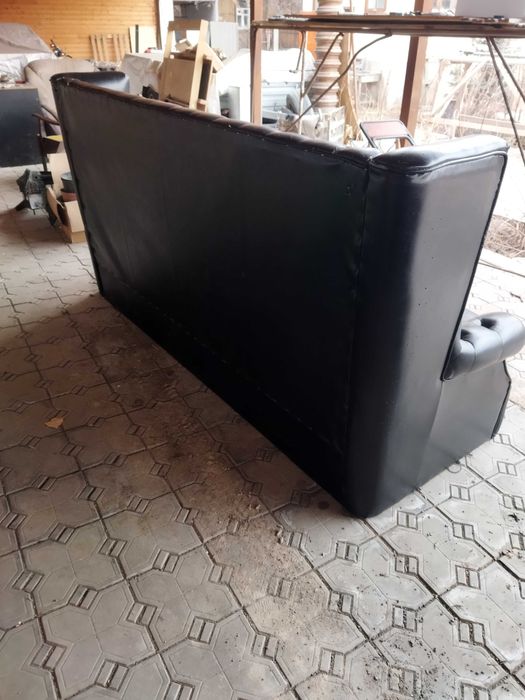 Диван честер, состояние среднее.