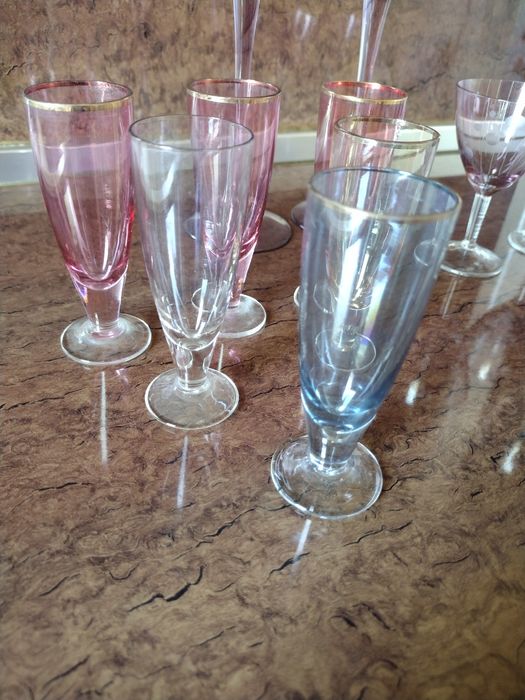 Антикварни ретро чаши от цветно стъкло