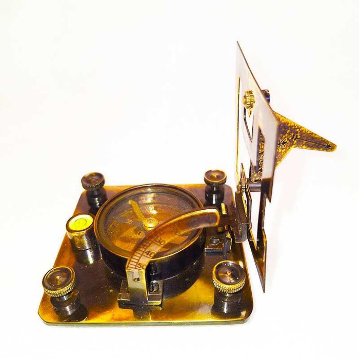 ронзов компас със слънчев часовник.