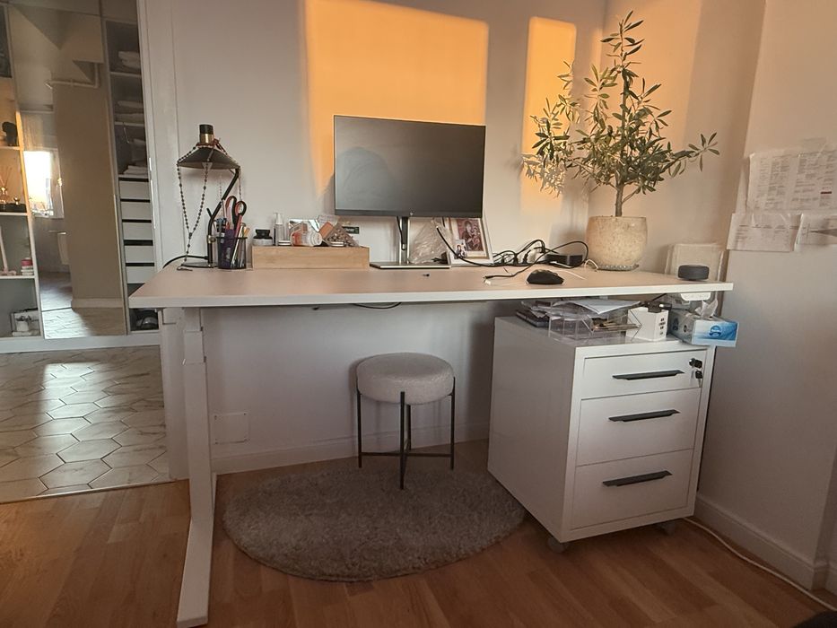Birou Ikea MITTZON inaltime reglabila, elebtric, stare perfecta