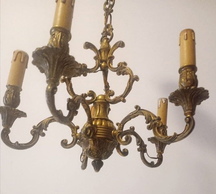 Candelabru antic in stil francez din bronz masiv cu 5 brațe ,piesa cu o lucrătură de o foarte mare finețe, diametrul 44 cm ,lungime cu tot cu lanț 80