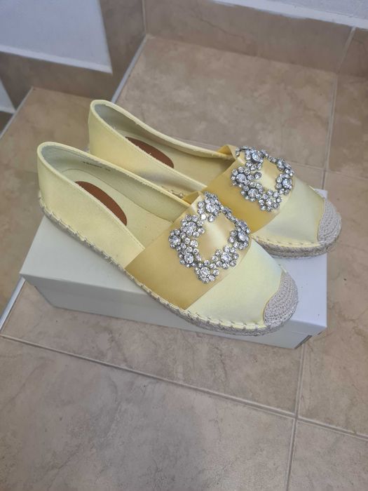 38н. Нови жълти сатенени обувки