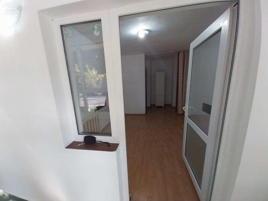 Închiriez spațiu exclusiv pentru birouri, situat la parter, cu intrare din Bd. Matei Basarab, vizavi de Mănăstirea „Sf. Mihail și Gavril", Slobozia.