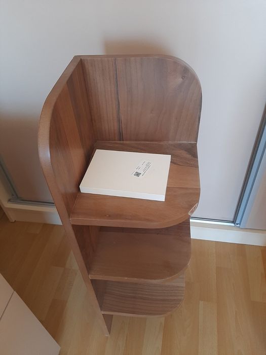 Продавам ъглова етажерка.НОВА