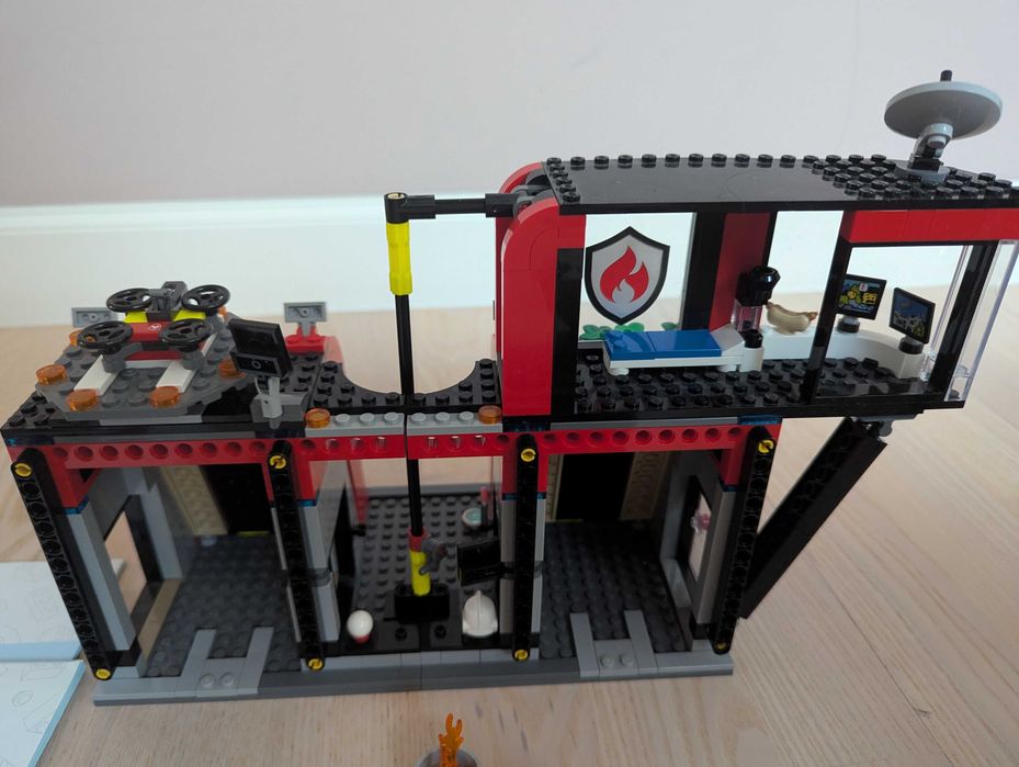 LEGO 60414 - Statie si camion de pompieri