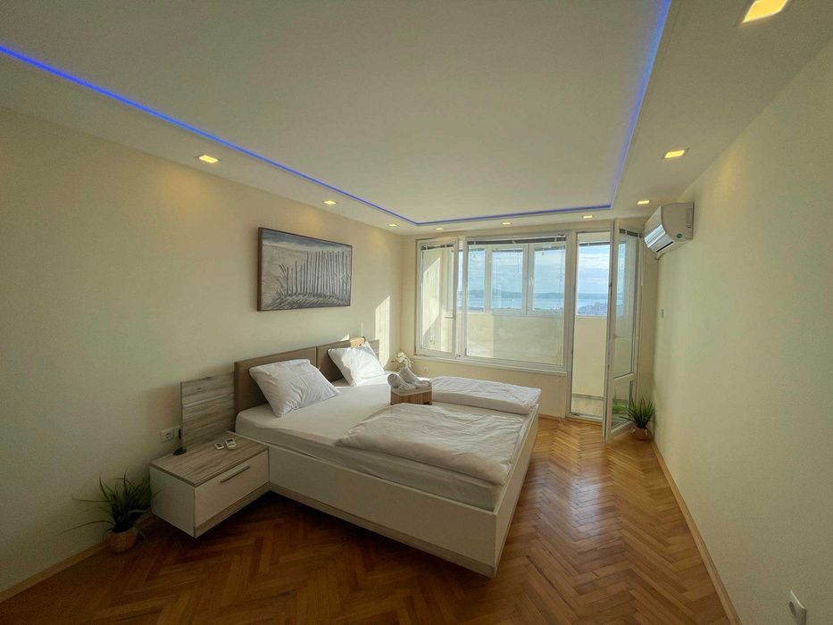 Дава се под наем Двустаен апартамент в Бургас, Център - 56 кв.м за 40.8 € - Снимка #1