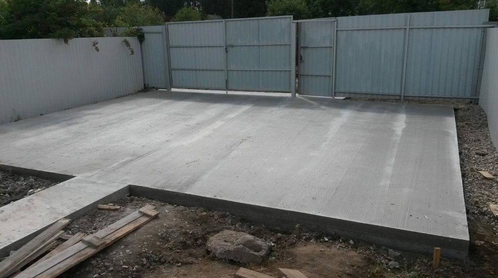 Стяжка, штукатурка, брусчатька.