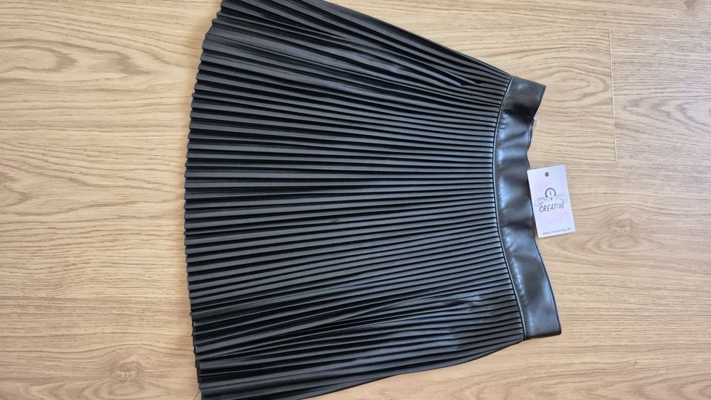 НОВА къса черна кожена пола, М размер